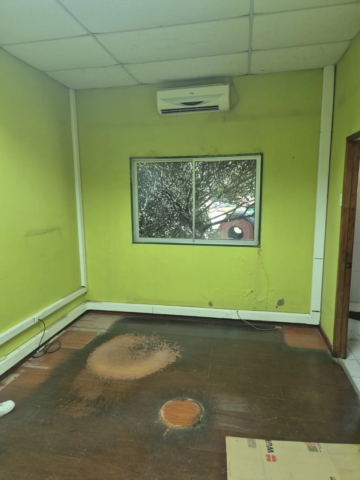 Oficina de Vesol antes de la renovación de muros y piso