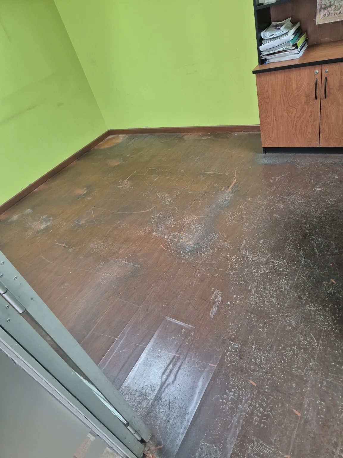 Área interior de Vesol antes de la renovación del piso